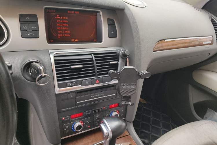 Used Audi Q7 2010 3.6 FSI quattro base version Audio And AC Panel