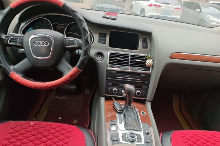 Used Audi Q7 2010 3.6 FSI quattro base version Center Console