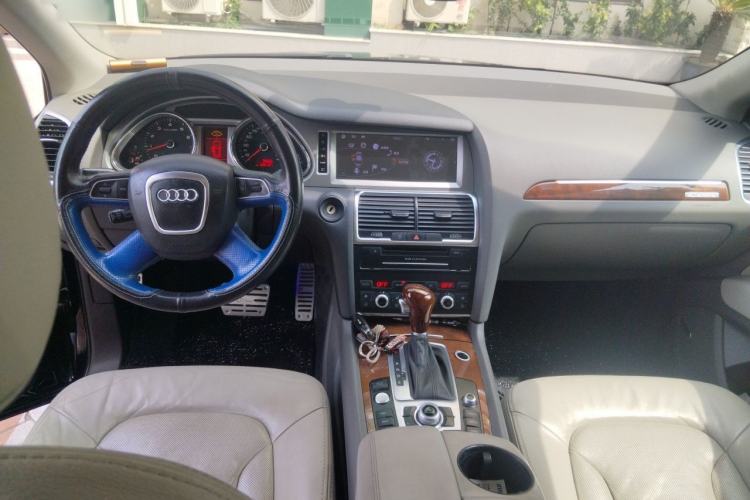 Used Audi Q7 2010 3.6 FSI Comfort Off-road Collector's Edition Center Console