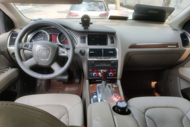 Used Audi Q7 2010 3.6 FSI quattro Technology model Center Console