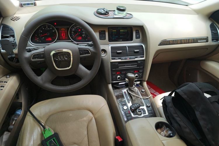 Used Audi Q7 2010 3.6 FSI Technology Off-Road Collector's Edition Center Console