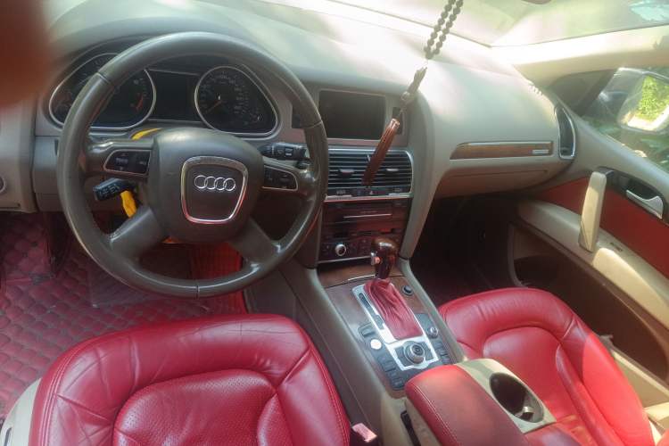 Used Audi Q7 2010 3.6 FSI quattro base version Center Console