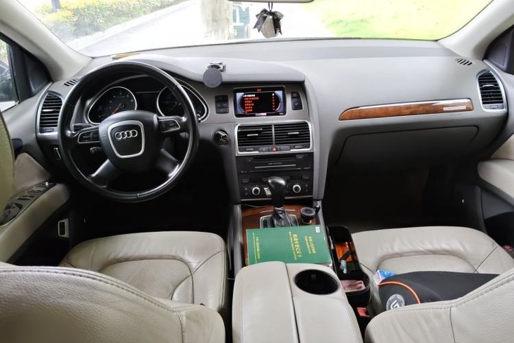 Used Audi Q7 2010 3.6 FSI quattro Technology model Center Console