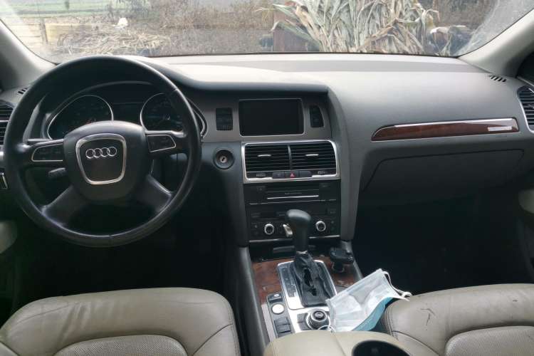 Used Audi Q7 2010 3.6 FSI quattro base version Center Console