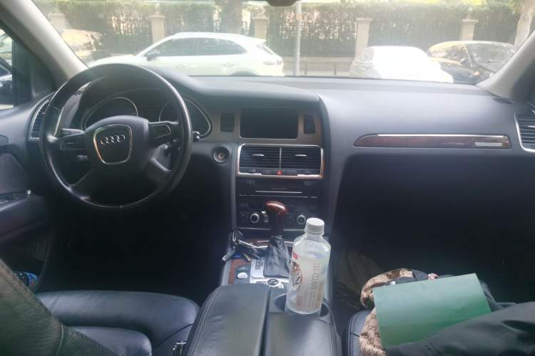 Used Audi Q7 2010 3.6 FSI quattro Luxury Model Center Console