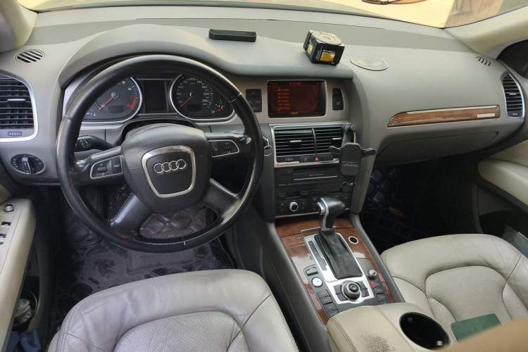 Used Audi Q7 2010 3.6 FSI quattro base version Center Console