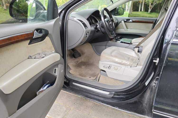 Used Audi Q7 2010 3.6 FSI quattro Technology model Driver Seat