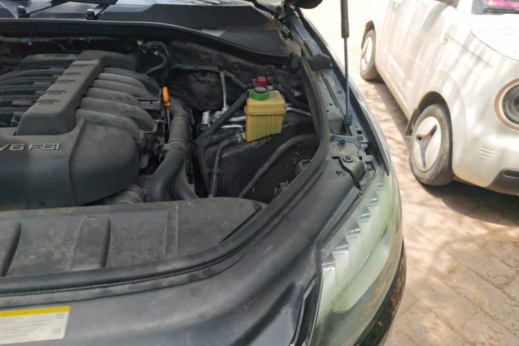 Used Audi Q7 2010 3.6 FSI Technology Off-Road Collector's Edition Engine Bay Left