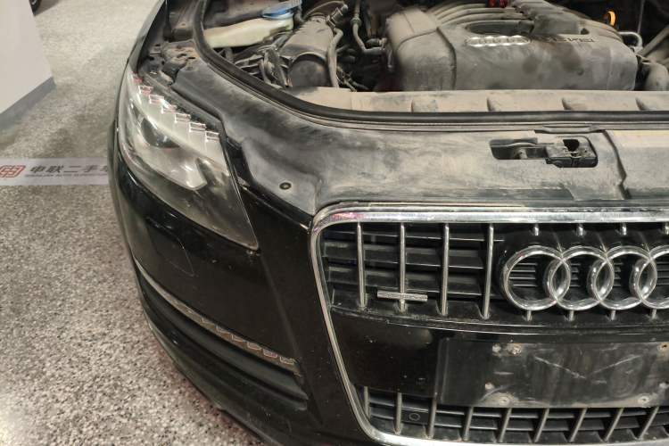Used Audi Q7 2010 3.6 FSI quattro base version Engine Bay Right