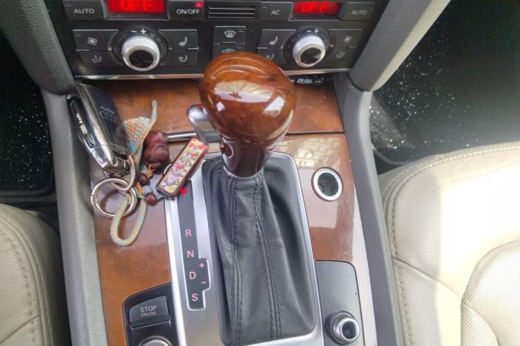 Used Audi Q7 2010 3.6 FSI Comfort Off-road Collector's Edition Gear Lever