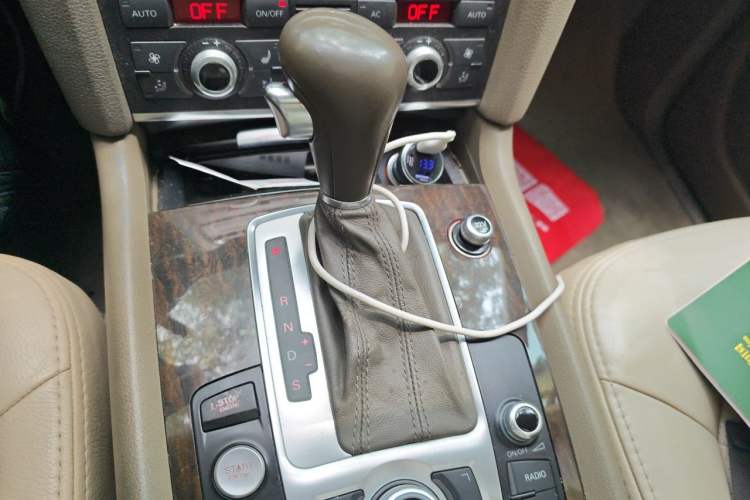 Used Audi Q7 2010 3.6 FSI Technology Off-Road Collector's Edition Gear Lever