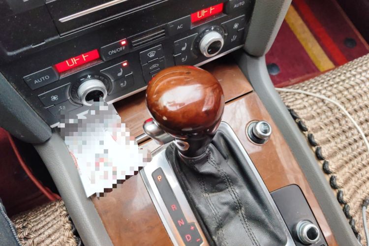 Used Audi Q7 2010 3.6 FSI quattro Luxury Model Gear Lever
