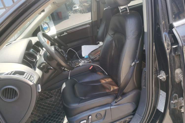 Used Audi Q7 2010 3.6 FSI Technology Off-Road Collector's Edition Left Front Seat