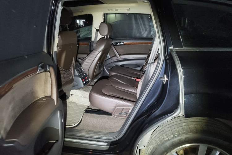 Used Audi Q7 2010 3.6 FSI quattro base version Left Rear Seat