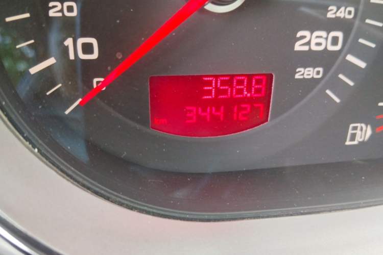 Used Audi Q7 2010 3.6 FSI Comfort Off-road Collector's Edition Odometer Close Up