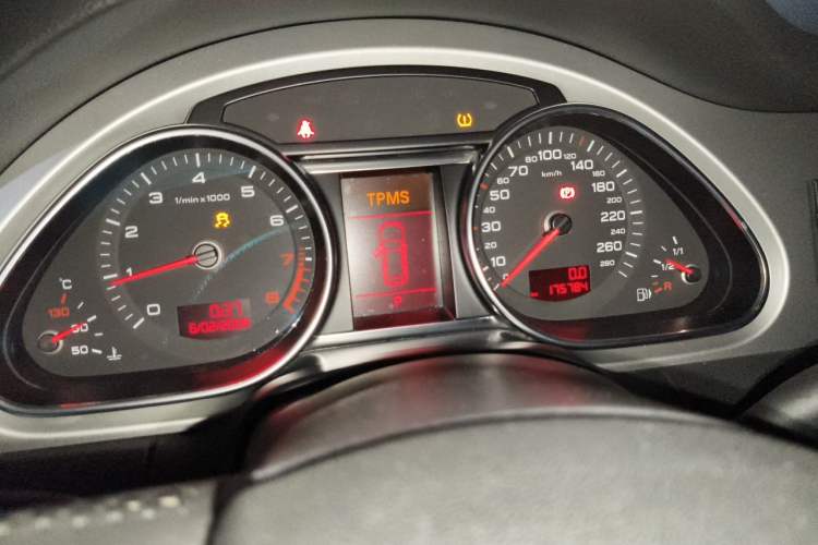 Used Audi Q7 2010 3.6 FSI quattro base version Odometer Close Up