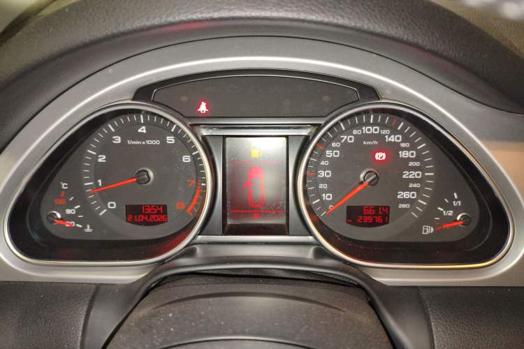 Used Audi Q7 2010 3.6 FSI quattro base version Odometer Close Up