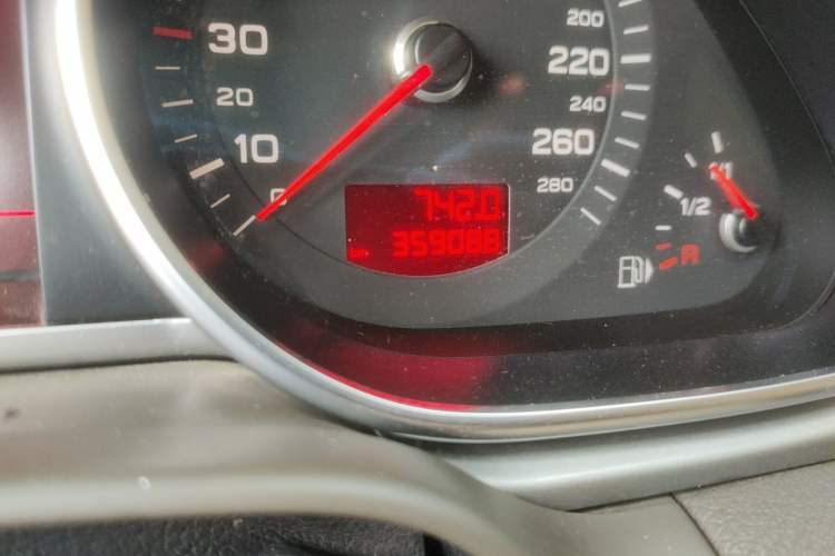 Used Audi Q7 2010 3.6 FSI quattro Technology model Odometer Close Up