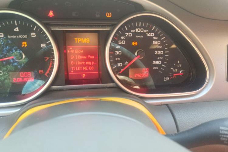 Used Audi Q7 2010 3.6 FSI quattro base version Odometer Close Up