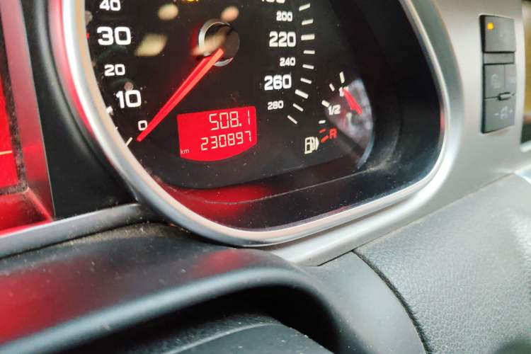 Used Audi Q7 2010 3.6 FSI quattro Luxury Model Odometer Close Up
