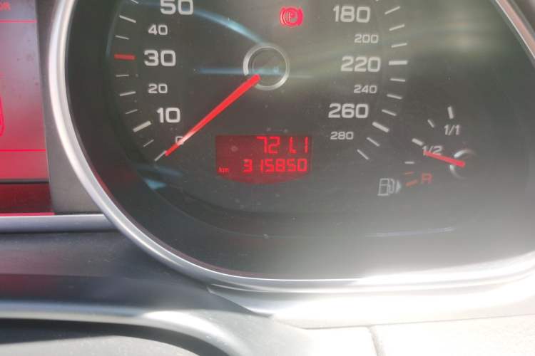 Used Audi Q7 2010 3.6 FSI Technology Off-Road Collector's Edition Odometer Close Up