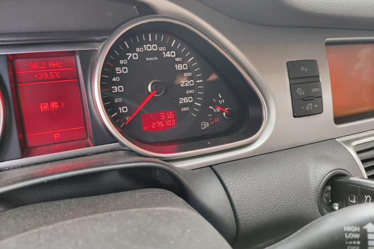 Used Audi Q7 2010 3.6 FSI quattro base version Odometer Close Up