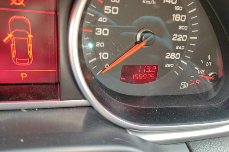 Used Audi Q7 2010 3.6 FSI quattro base version Odometer Close Up