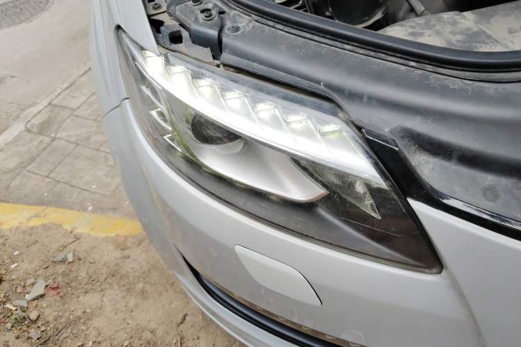 Used Audi Q7 2010 3.6 FSI quattro Luxury Model Right Front Headlight