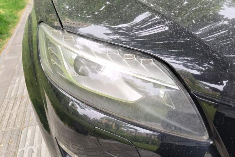 Used Audi Q7 2010 3.6 FSI quattro Technology model Right Front Headlight