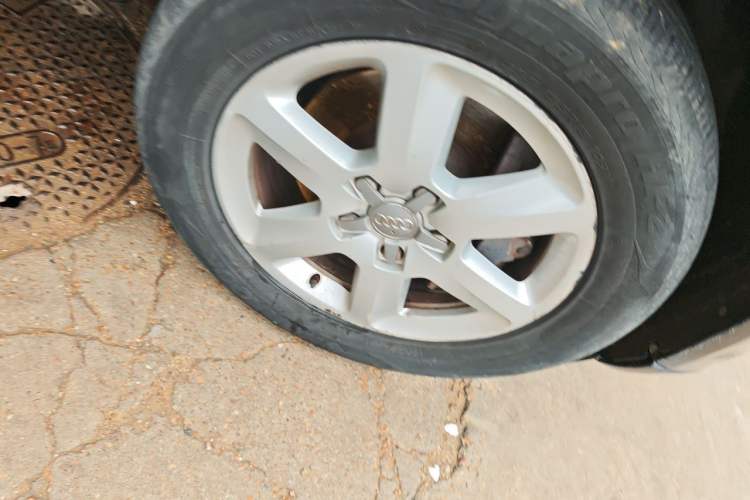 Used Audi Q7 2010 3.6 FSI quattro base version Right Front Wheel Hub