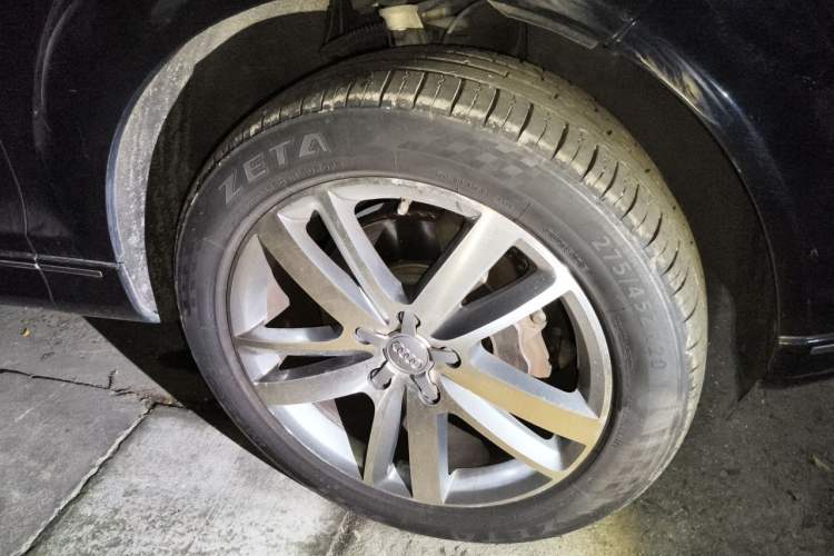 Used Audi Q7 2010 3.6 FSI quattro base version Right Front Wheel Hub