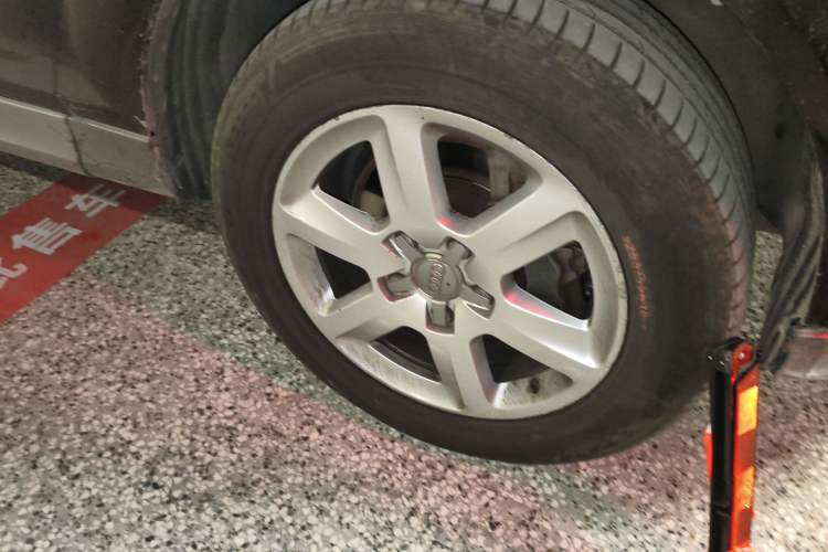 Used Audi Q7 2010 3.6 FSI quattro base version Right Front Wheel Hub