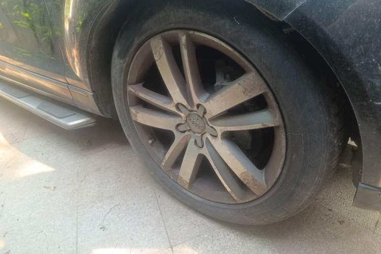 Used Audi Q7 2010 3.6 FSI quattro base version Right Front Wheel Hub