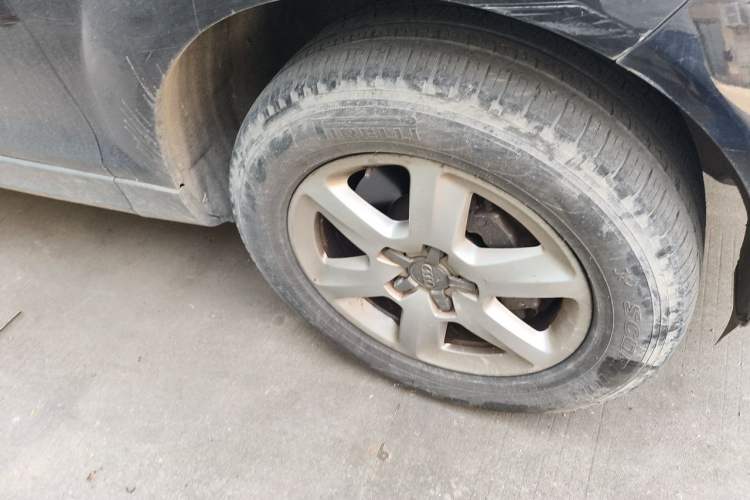 Used Audi Q7 2010 3.6 FSI quattro base version Right Front Wheel Hub