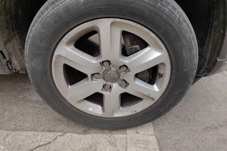 Used Audi Q7 2010 3.6 FSI quattro base version Right Front Wheel Hub