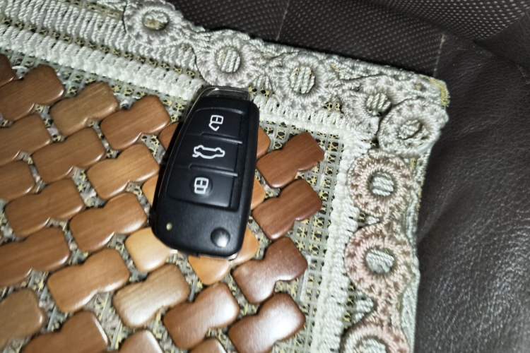 Used Audi Q7 2010 3.6 FSI quattro base version Vehicle Key