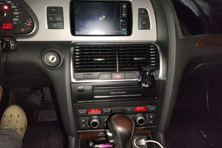 Used Audi Q7 2010 3.6 FSI quattro base version Audio And AC Panel