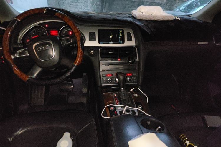 Used Audi Q7 2010 3.6 FSI quattro base version Center Console