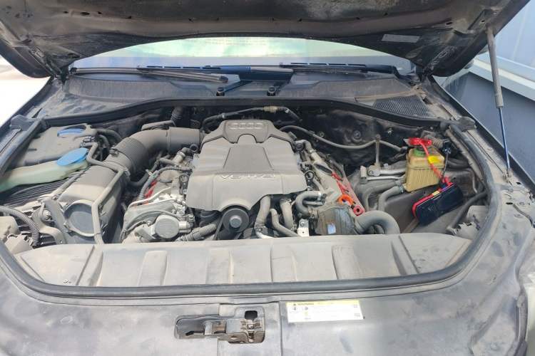 Used Audi Q7  Engine Bay