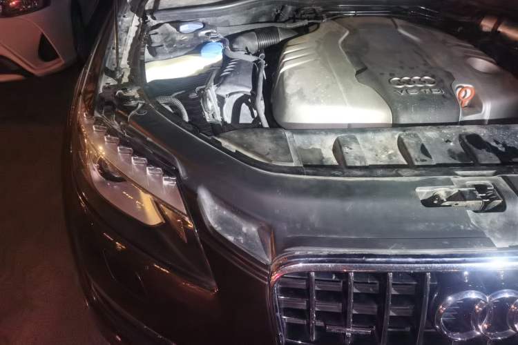 Used Audi Q7 2010 3.0 TDI quattro Prestige Edition Engine Bay Right