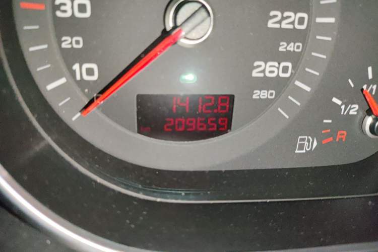 Used Audi Q7 2010 3.6 FSI quattro base version Odometer Close Up