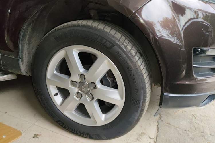 Used Audi Q7 2010 3.6 FSI quattro base version Right Front Wheel Hub
