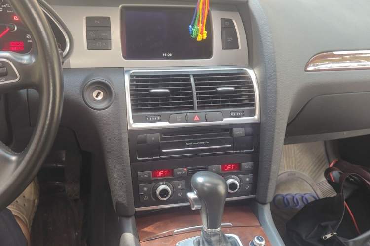 Used Audi Q7 2010 3.0 TDI quattro Prestige Edition Audio And AC Panel