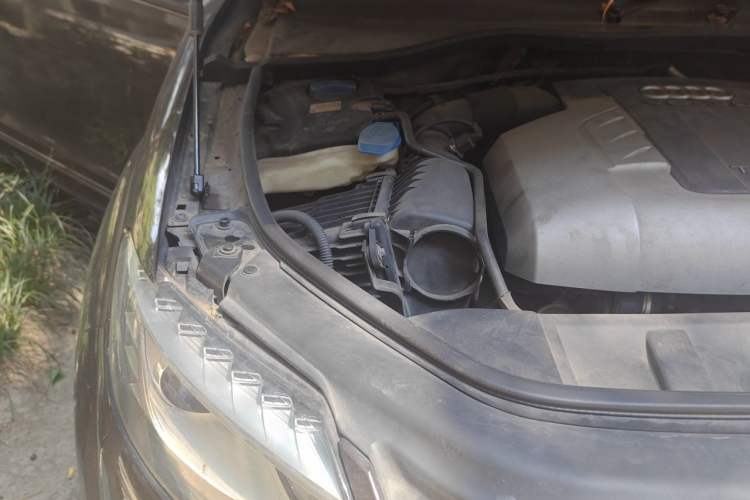 Used Audi Q7 2010 3.0 TDI quattro Prestige Edition Engine Bay Right