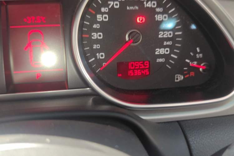 Used Audi Q7 2010 3.0 TDI quattro Prestige Edition Odometer Close Up