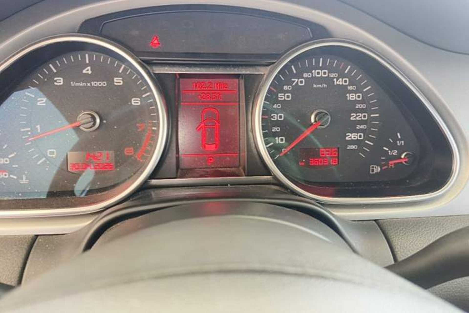 Used Audi Q7 2010 3.6 FSI quattro Technology model Odometer Close Up