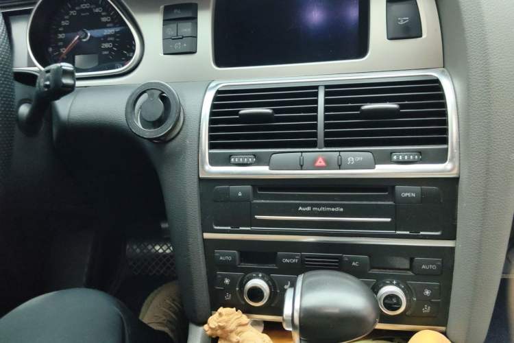 Used Audi Q7 2011 3.0 TFSI Ambition (200kW) Audio And AC Panel