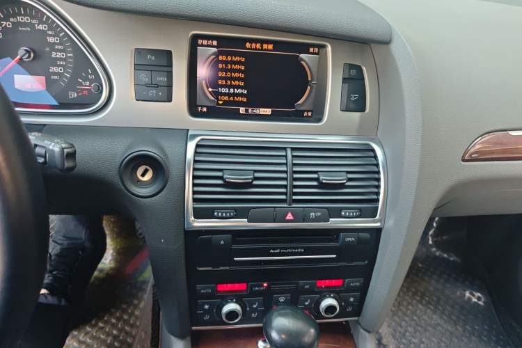 Used Audi Q7 2011 3.0 TFSI Technology Model (245kW) Audio And AC Panel