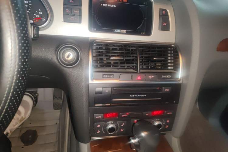 Used Audi Q7 2011 3.0 TFSI Ambition (200kW) Audio And AC Panel