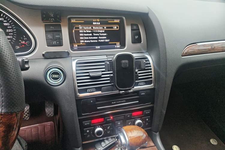 Used Audi Q7 2011 3.0 TFSI Ambition (200kW) Audio And AC Panel